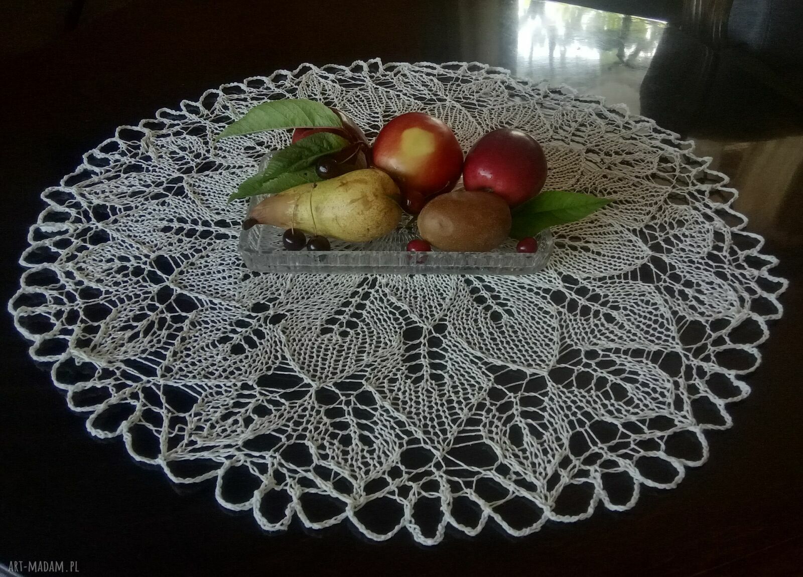 Kremowy obrus na drutach - ręcznie robiona koronka 65 cm