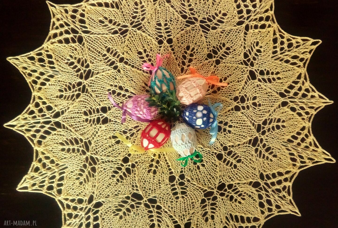 Żółty obrus na drutach z koronki 3D