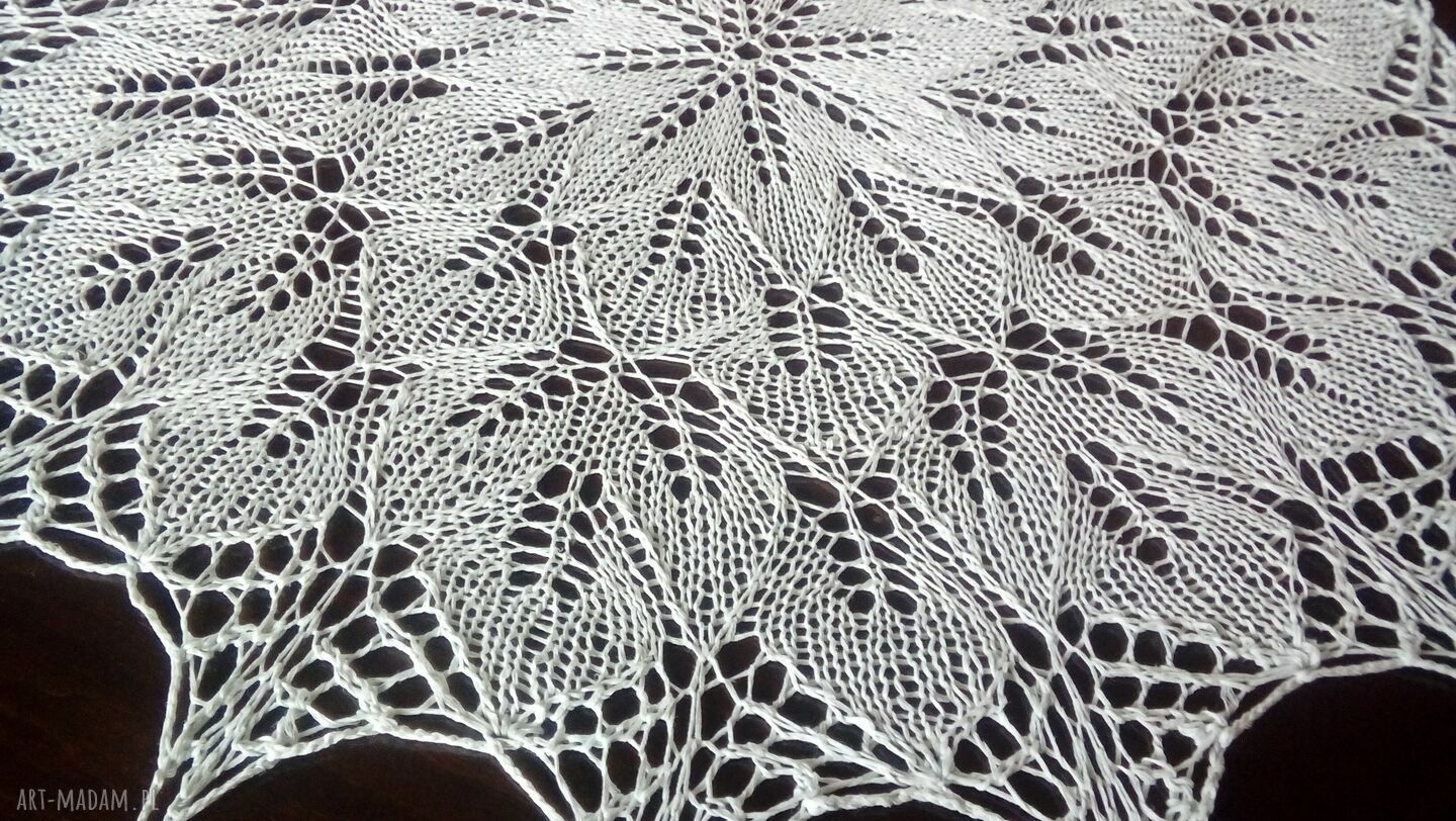 Ręcznie robiony obrus na drutach z koronki 3D (śr. 60 cm) w kolorze kremowym