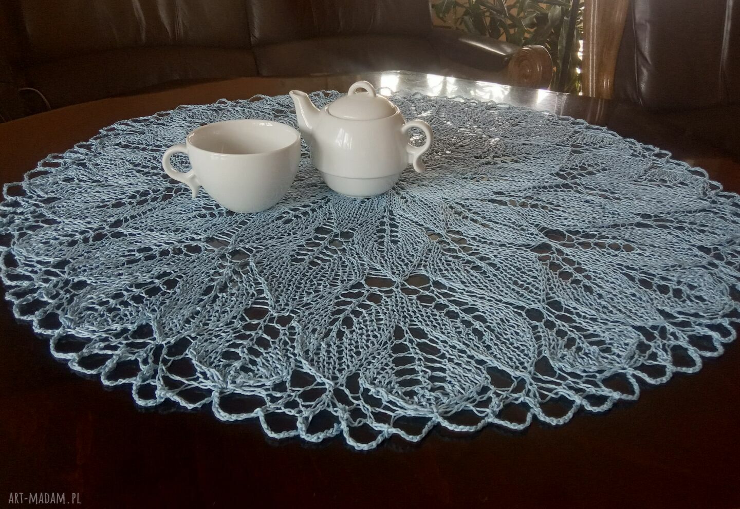 Ręcznie robiony obrus na drutach w błękitnej koronce 3D (85 cm)