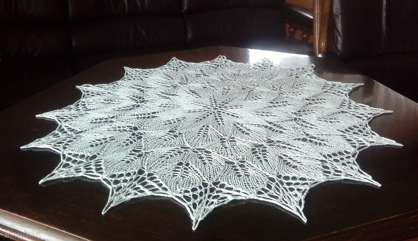 Ręcznie robiony obrus na drutach z koronki 3D (śr. 60 cm) w kolorze kremowym