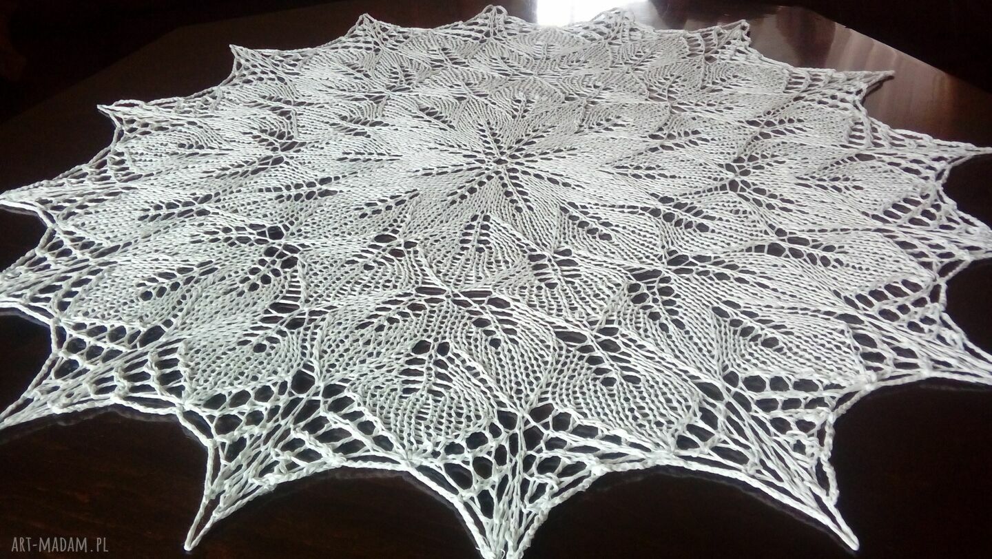 Obrus na drutach w jasnej mięcie - bawełniana koronka 82 cm