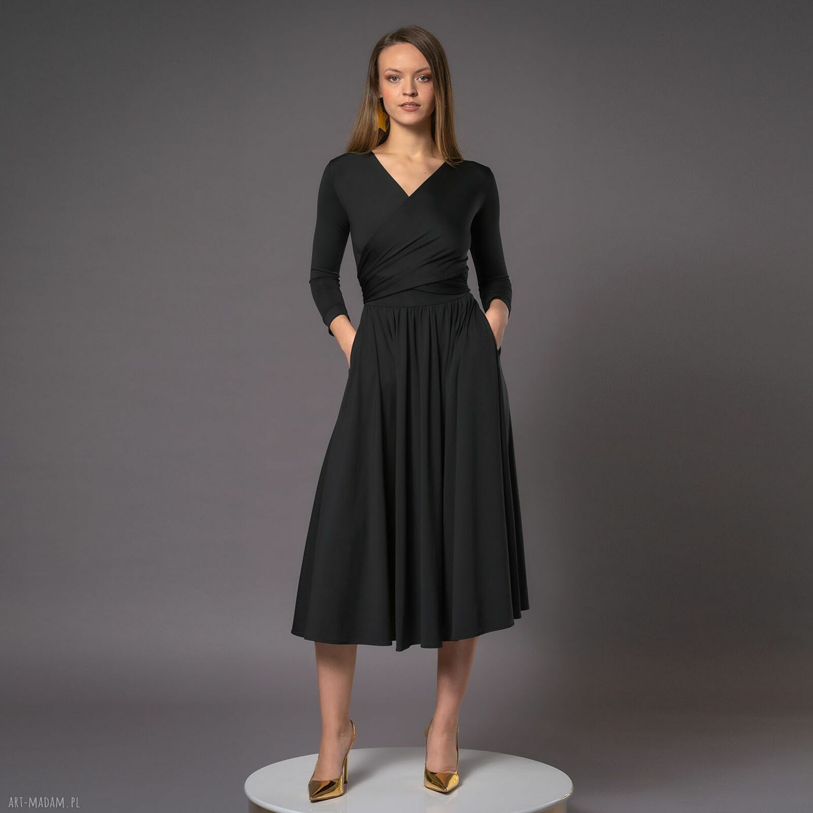 Oceana Black - wielofunkcyjna czarna sukienka handmade z kopertowym wiązaniem