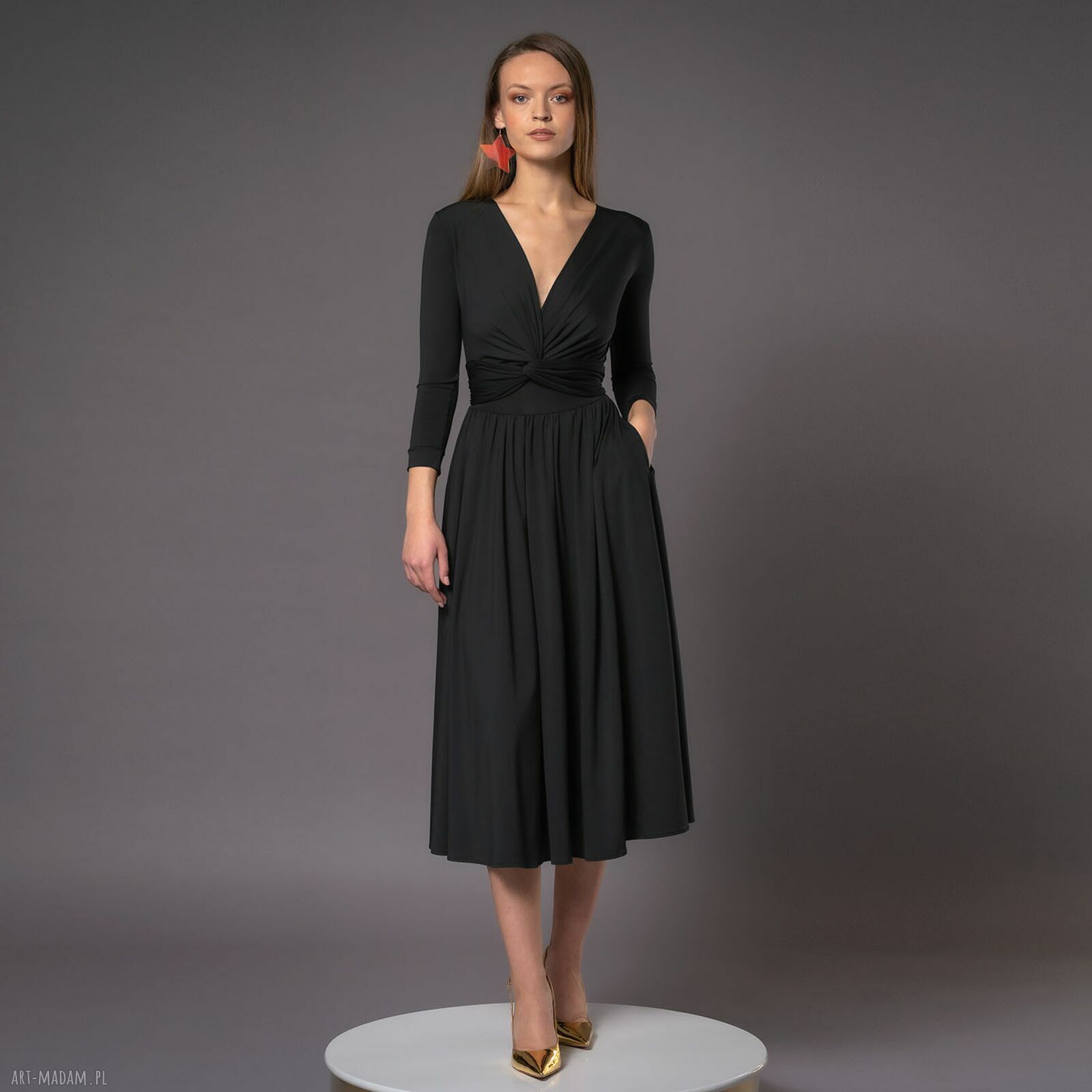 Oceana Black - wielofunkcyjna czarna sukienka handmade z kopertowym wiązaniem