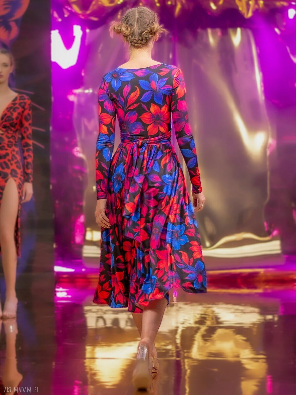Oceana Flower Power - wielofunkcyjna sukienka w kwiaty z kopertowym wiązaniem