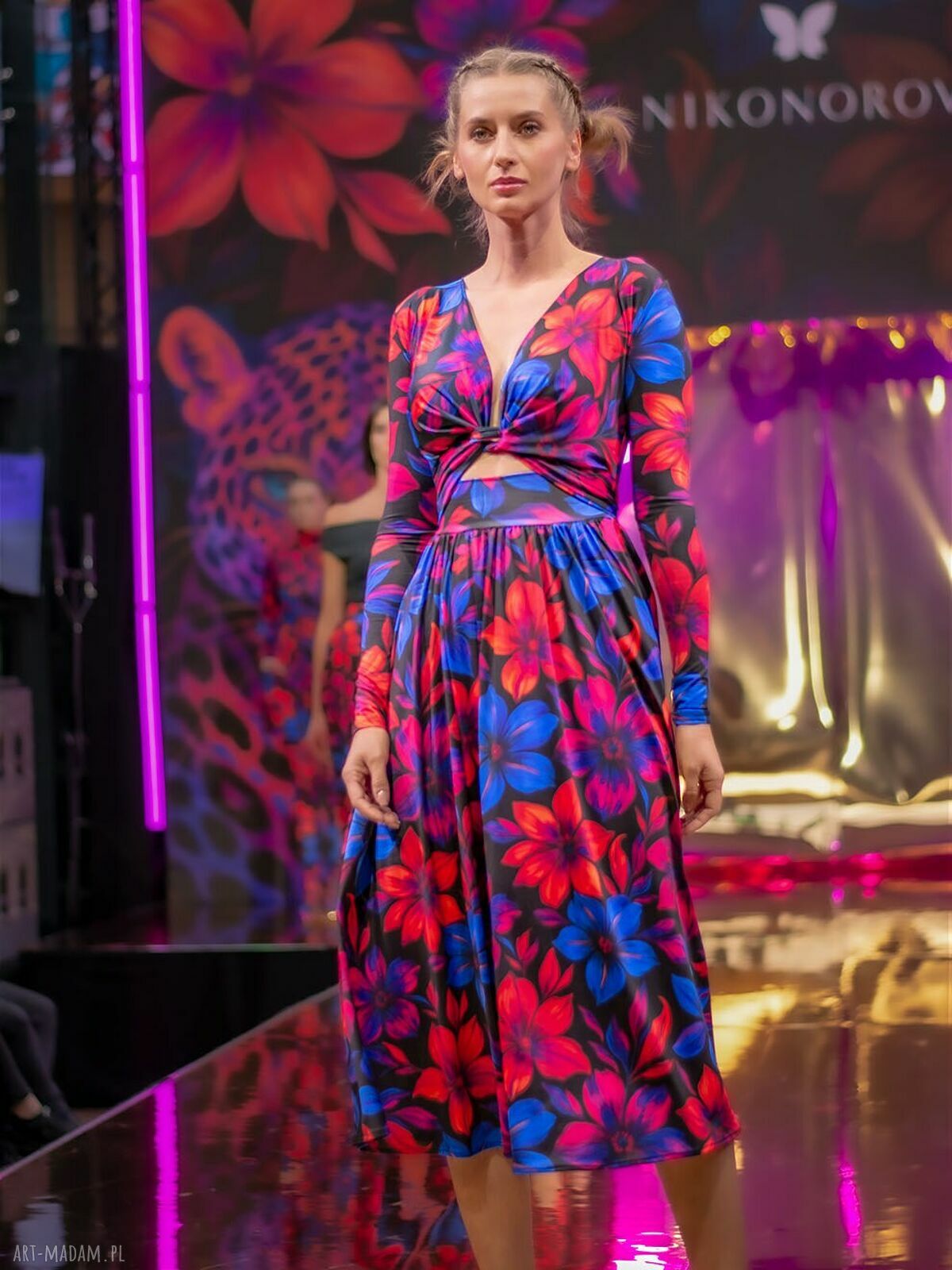 Oceana Flower Power - wielofunkcyjna sukienka w kwiaty z kopertowym wiązaniem