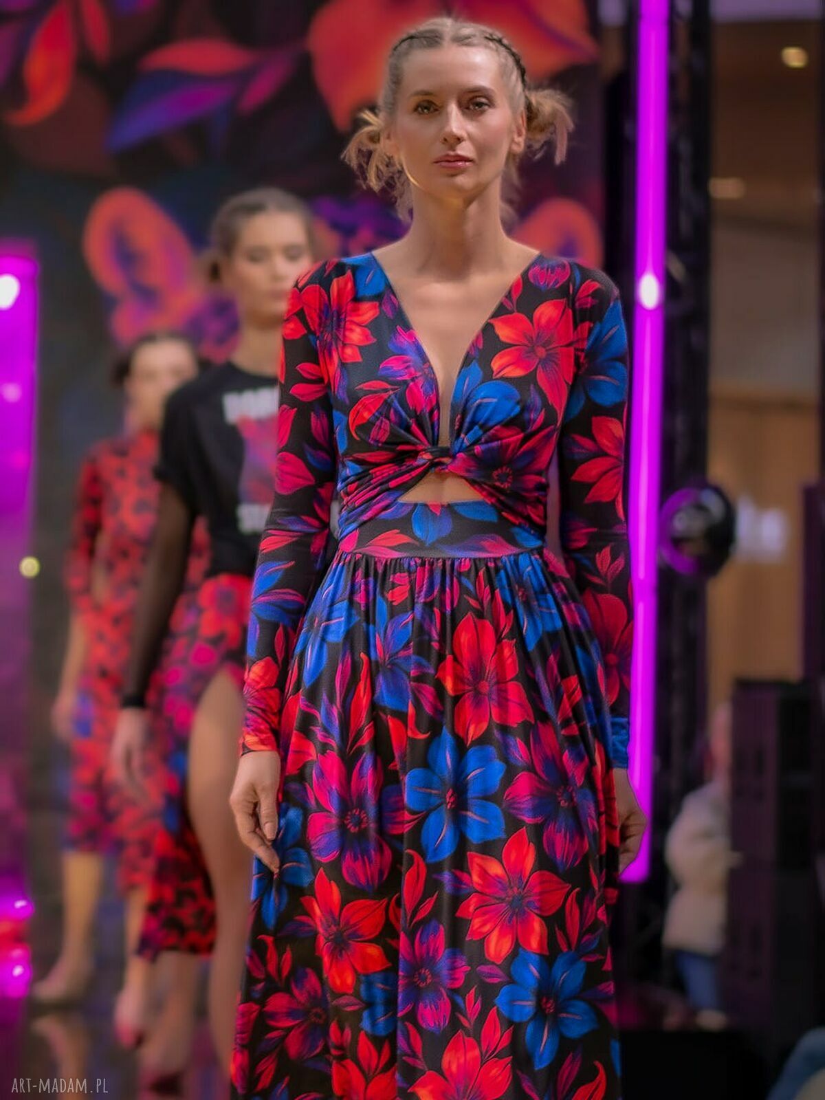 Oceana Flower Power - wielofunkcyjna sukienka w kwiaty z kopertowym wiązaniem