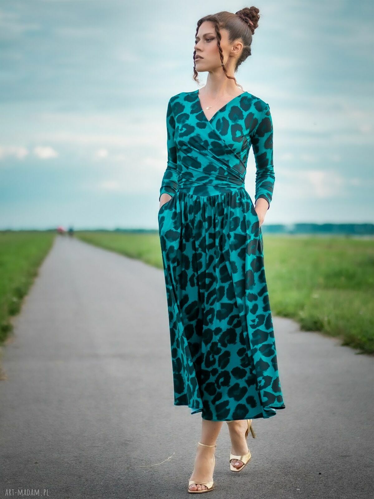 Oceana Flower Power - wielofunkcyjna sukienka w kwiaty z kopertowym wiązaniem