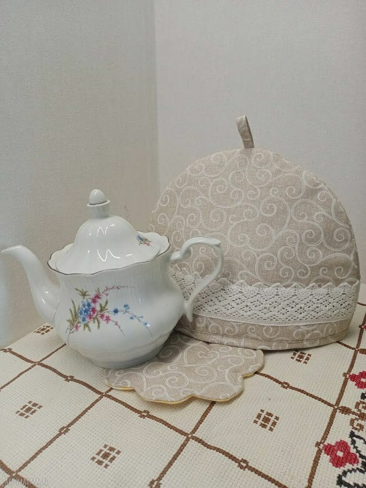 Ocieplacz na dzbanek do herbaty i kawy „Jesienna herbatka” z lnu i koronką