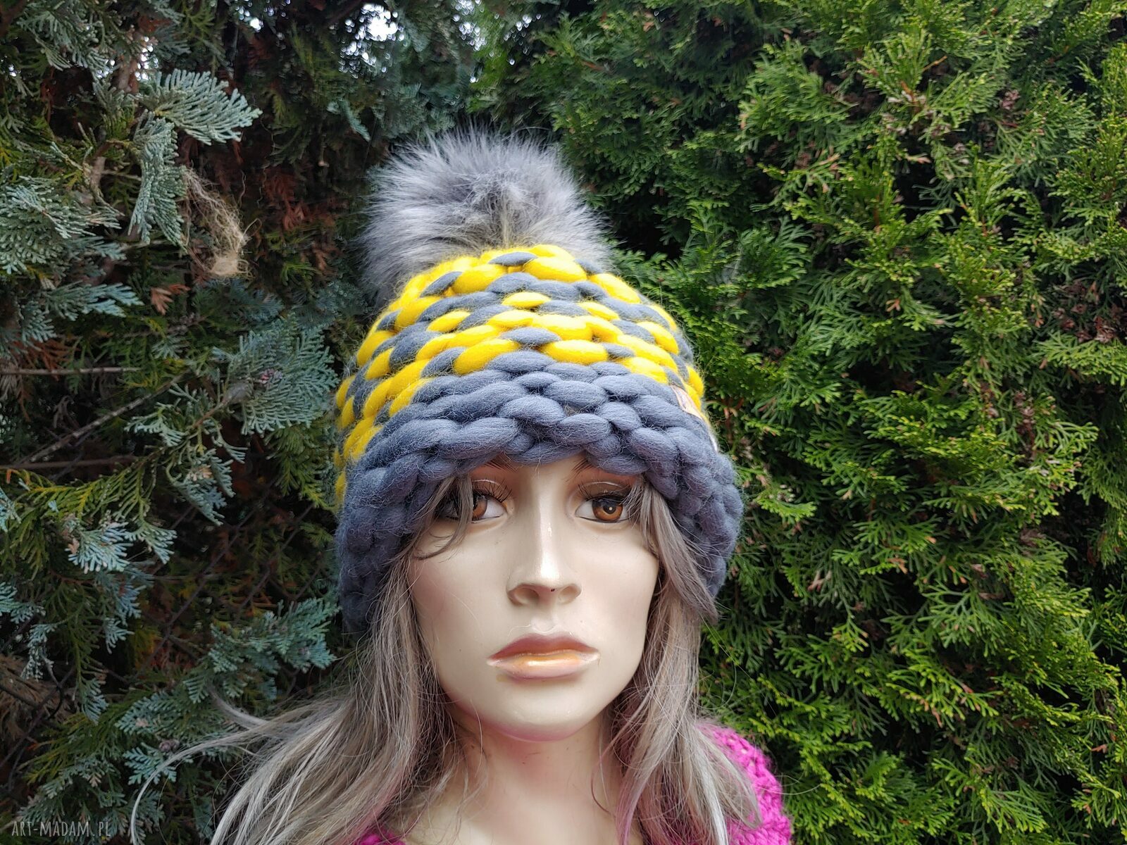 Ręcznie robiona czapka damska z merynosa 100% w stylu big knitting z pomponem ze sztucznego futra