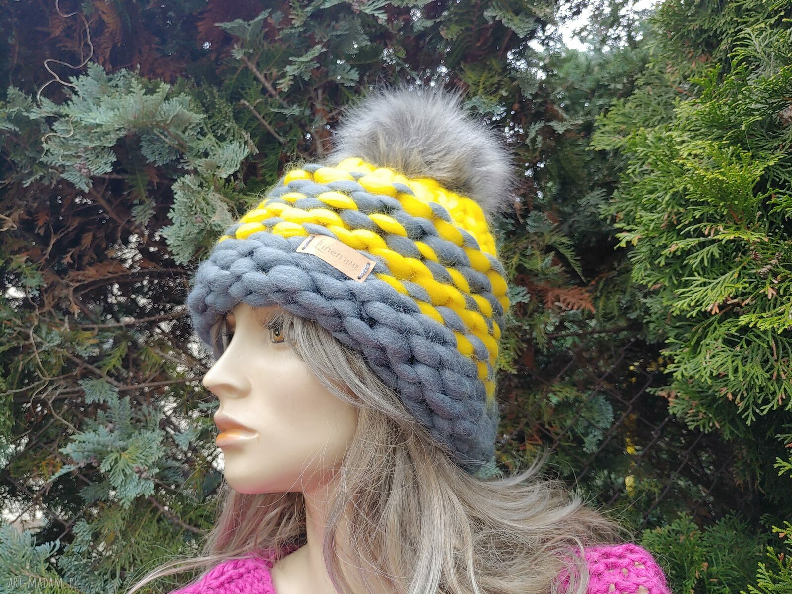 Ręcznie robiona czapka damska z merynosa 100% w stylu big knitting z pomponem ze sztucznego futra