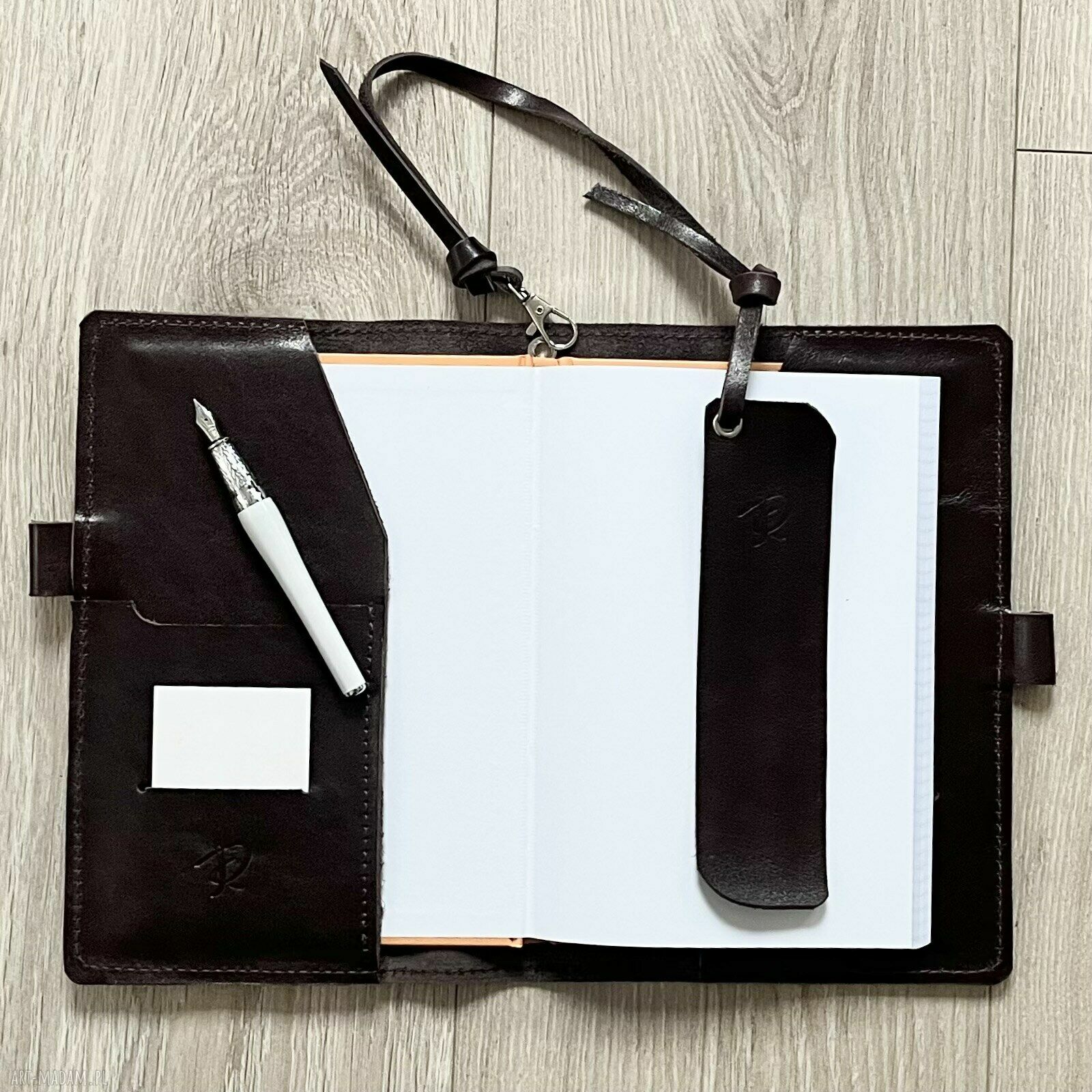 notesy: Okładka skórzana na zeszyt formatu A5 brązowa lico z połyskiem. Hand Made