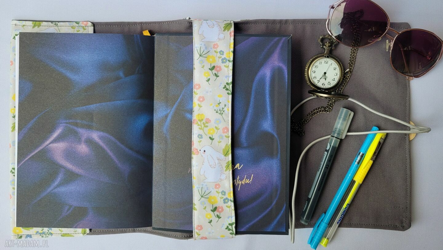 Wodoodporna okładka na bookcover Krolikowo ręcznie robiona