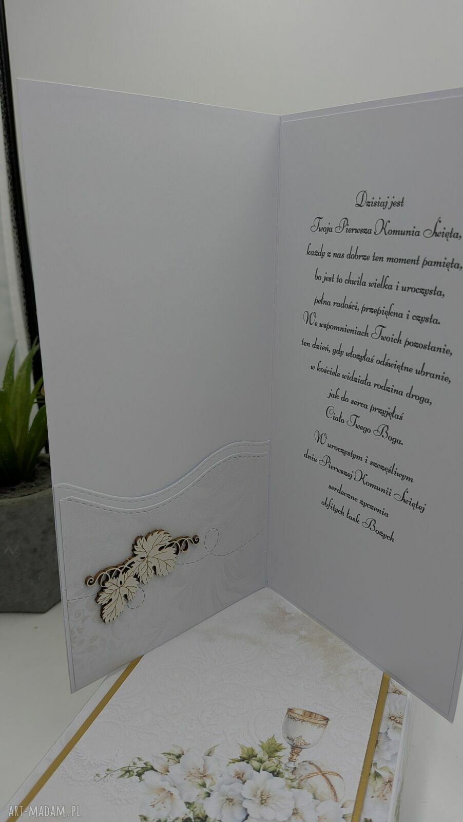Kartka na Pierwszą Komunię Świętą (sztalugowa) z pudełkiem - scrapbooking w bieli i złocie
