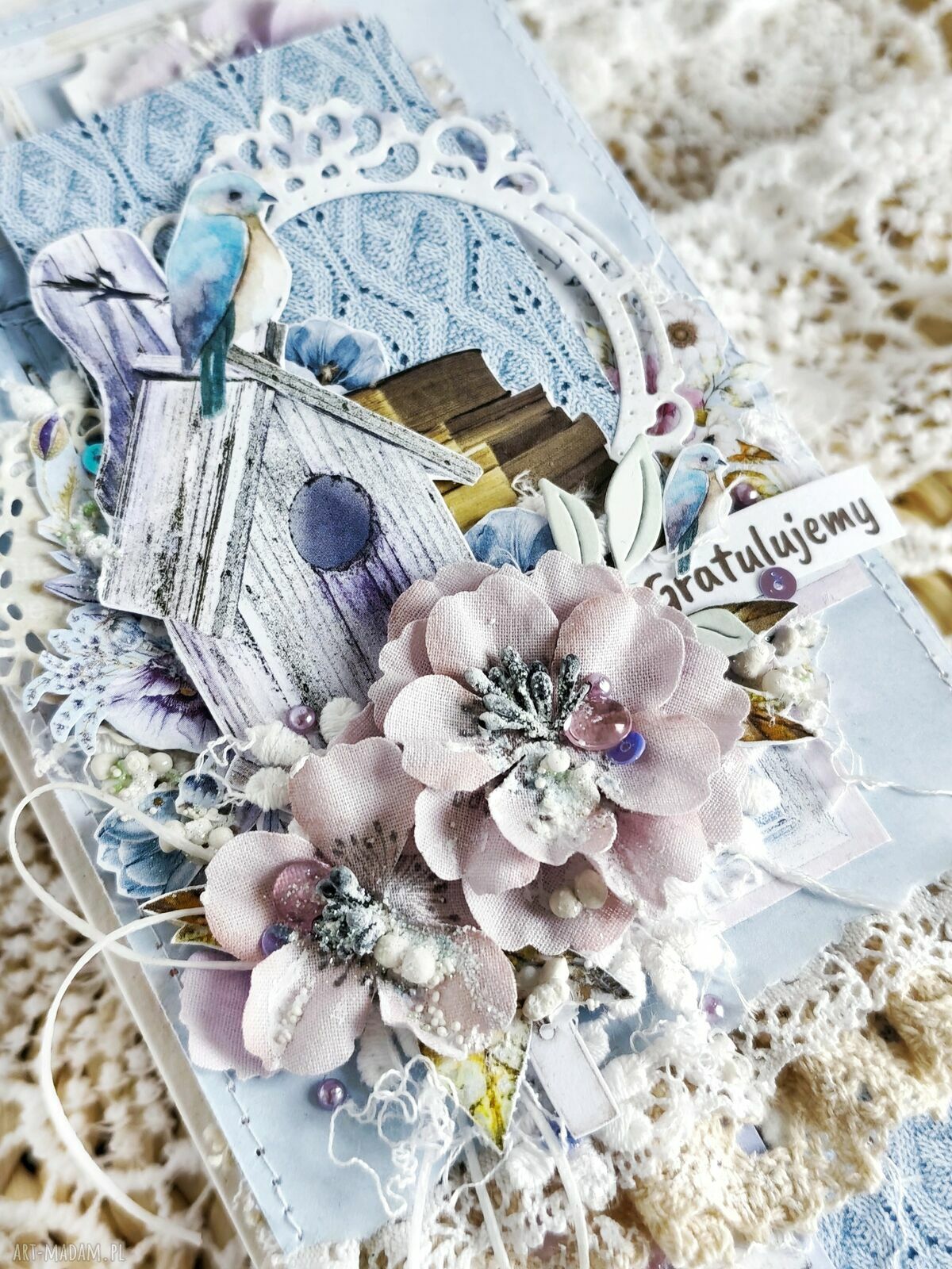 Kartka okolicznościowa „Gratulujemy” - elegancka pamiątka z koronką i kwiatami