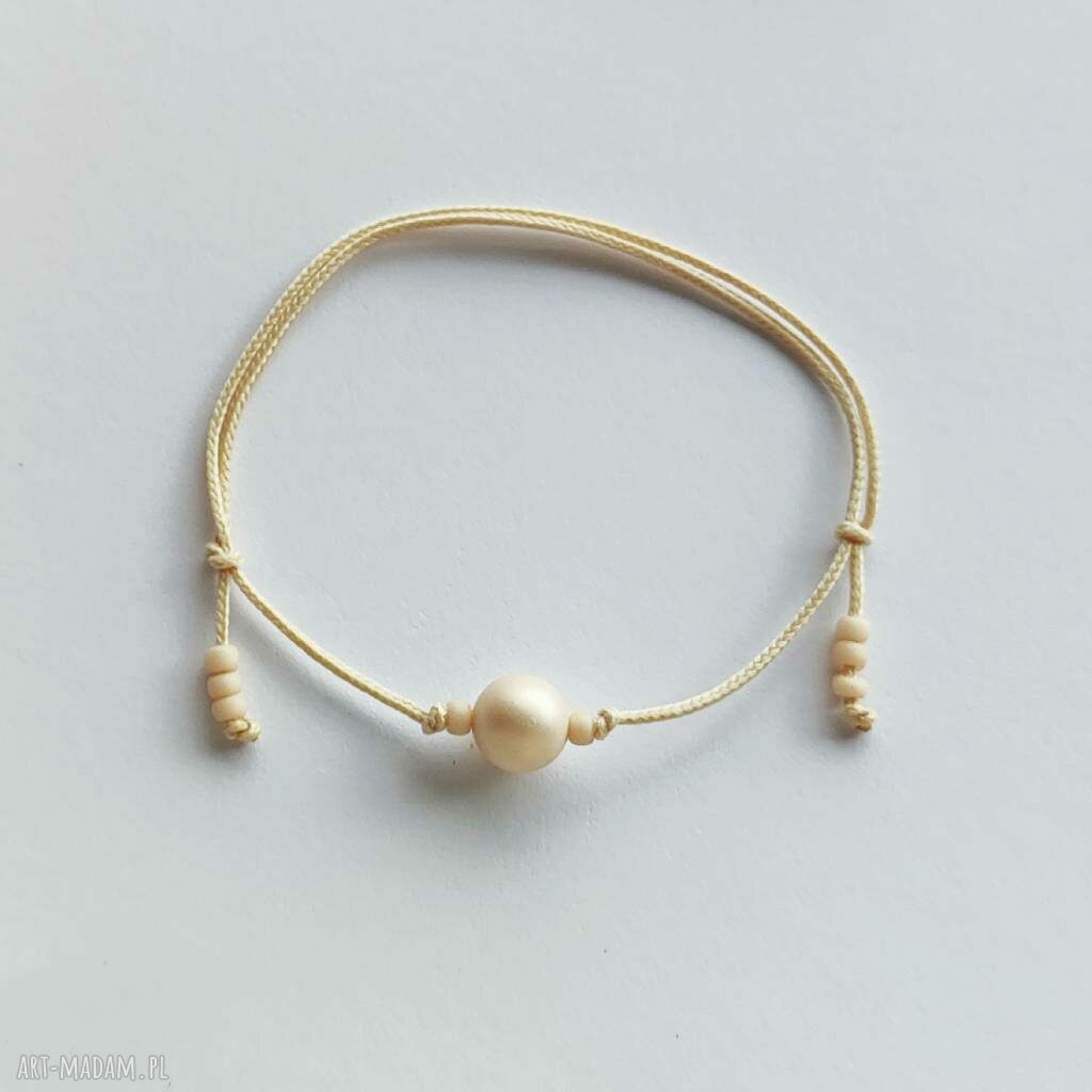 Okrągła bransoletka z perłą seashell i sznurkiem - beżowa handmade Katarzyna Kaminska