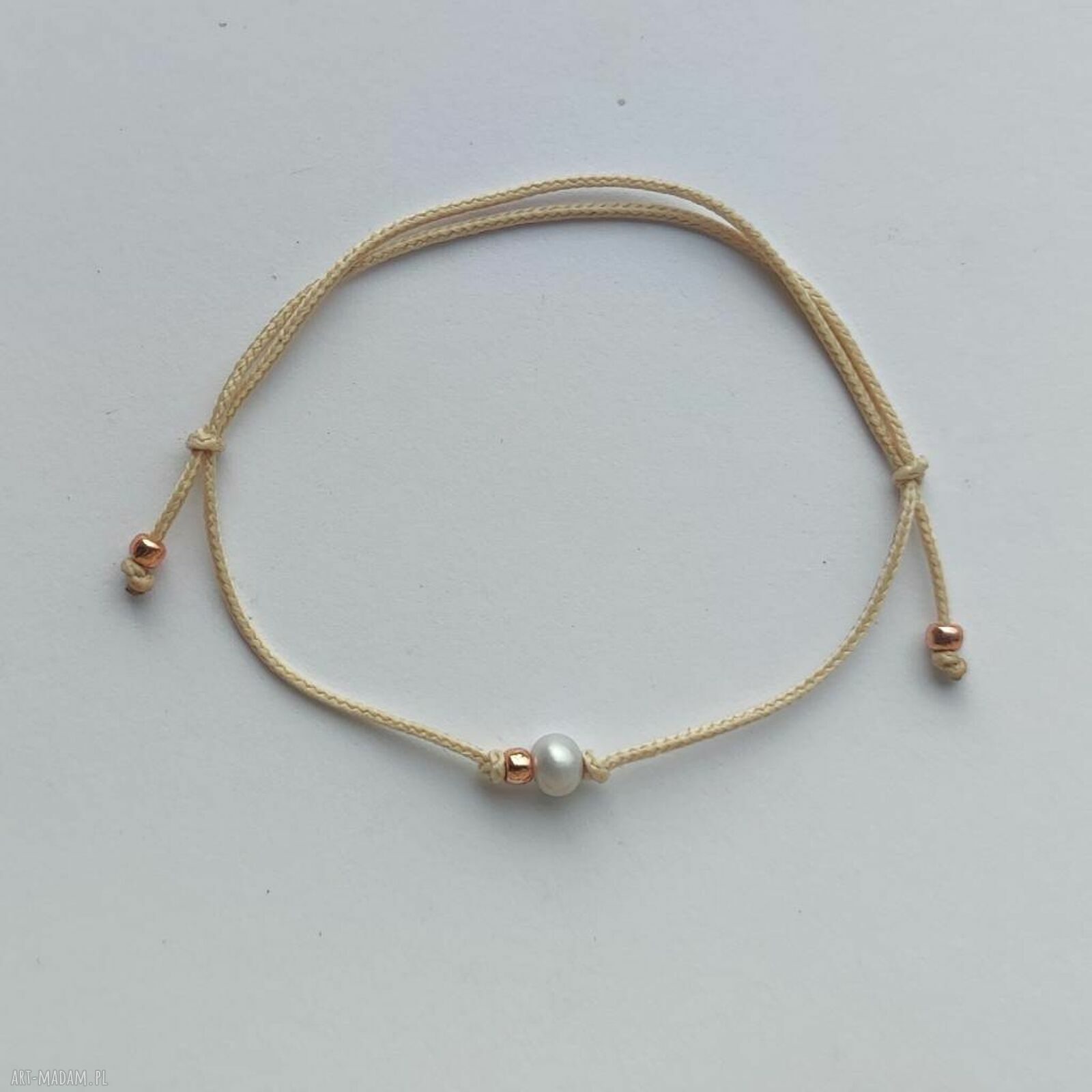 Okrągła bransoletka z perłą słodkowodną i koralikami - beżowy sznurek handmade