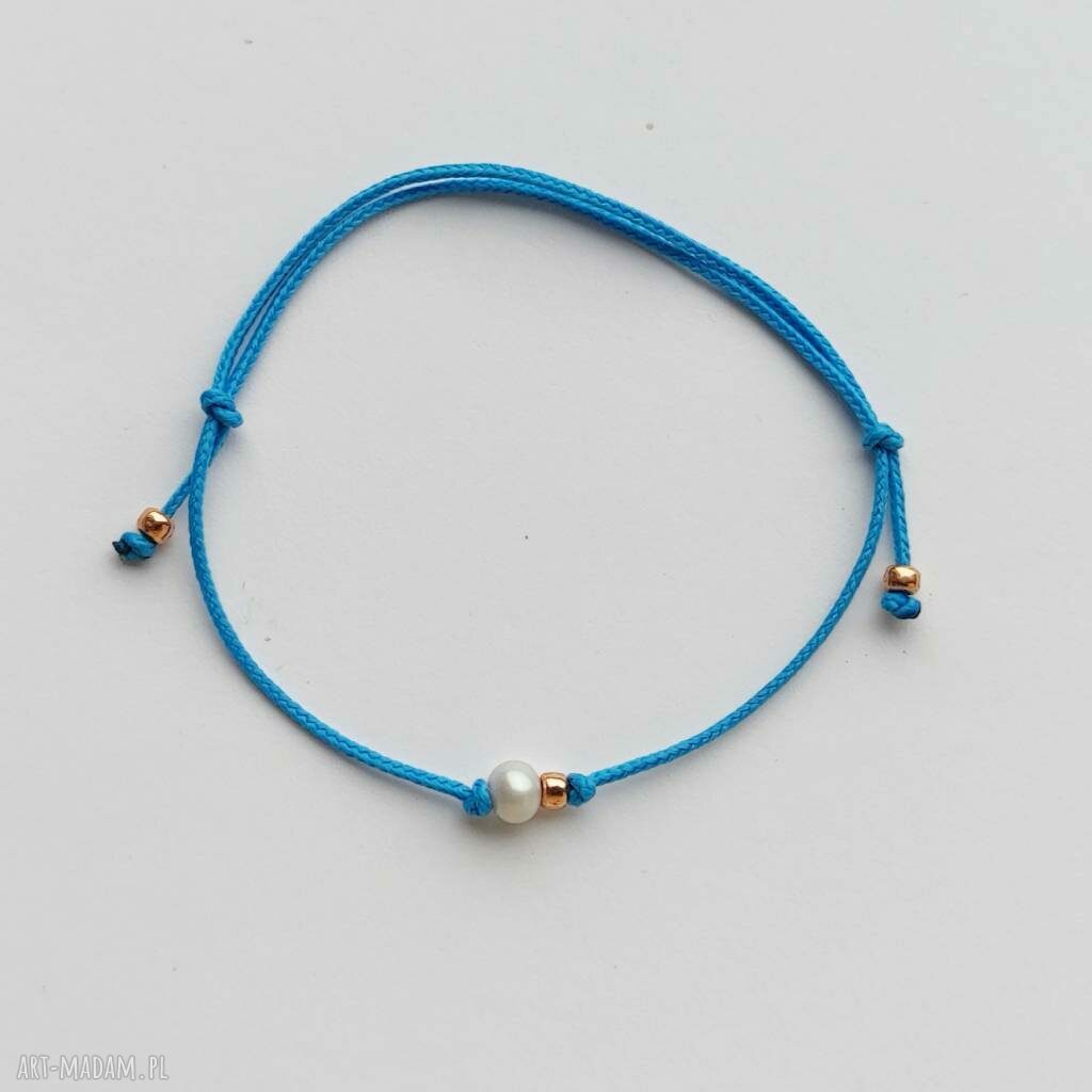 Okrągła bransoletka z perłą słodkowodną na sznurku - niebieska, handmade