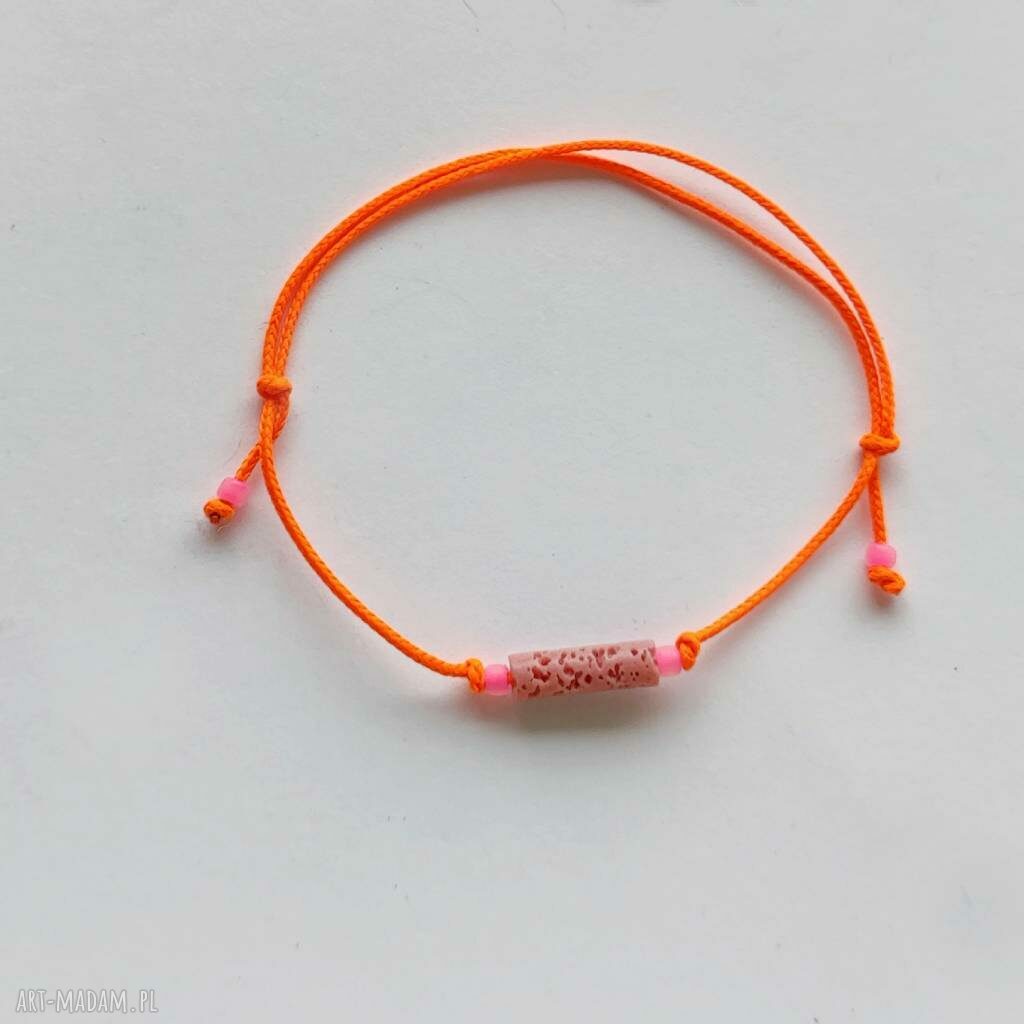 Okrągła bransoletka handmade na regulowanym sznurku z lawy i szklanych koralików