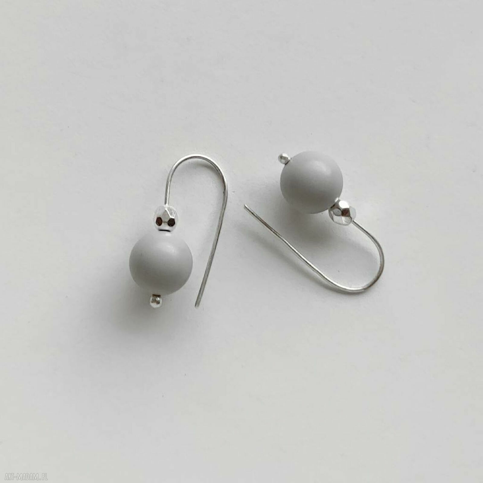 Kolczyki OKRĄG z zmatowionego srebra 925 i perłą Swarovski 1 cm