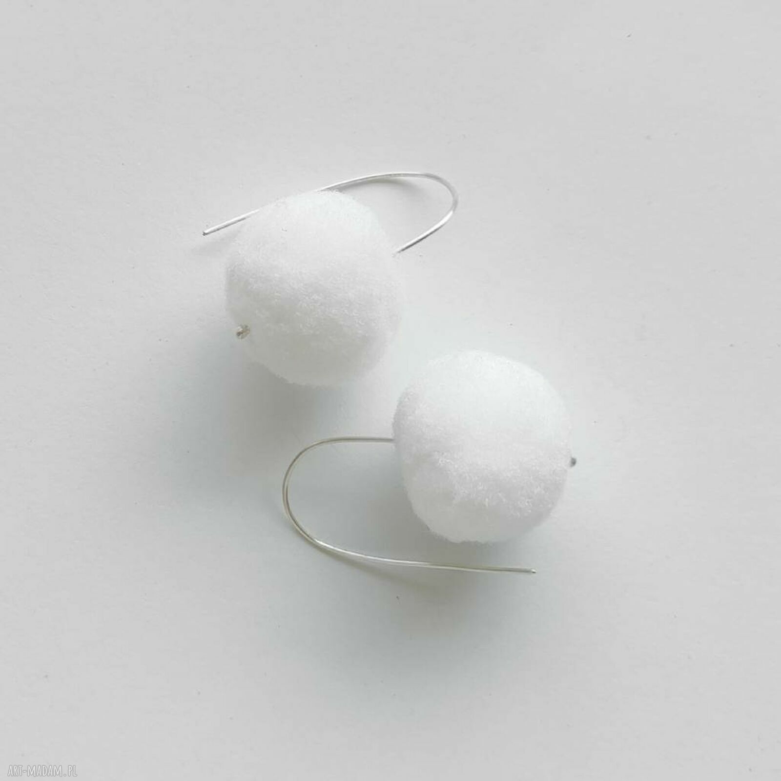 Okrągłe kolczyki ze srebra 925 z pomponem 20 mm