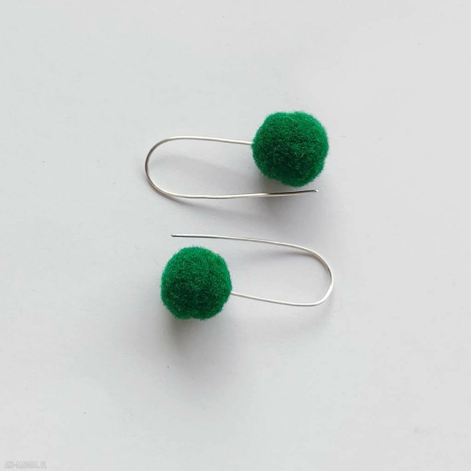 Okrągłe kolczyki zmatowione ze srebra 925 z pomponem 10 mm - ok. 3,5 cm