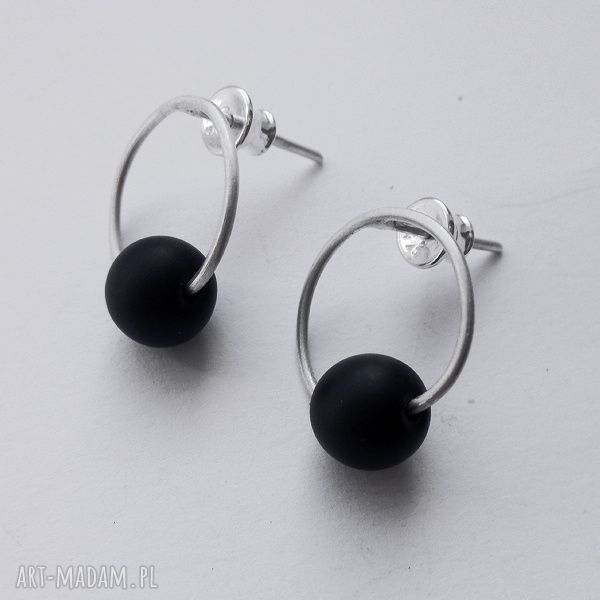 OKRĄG - kolczyki ze srebra zmatowionego i czarnym Black stone na sztyftach
