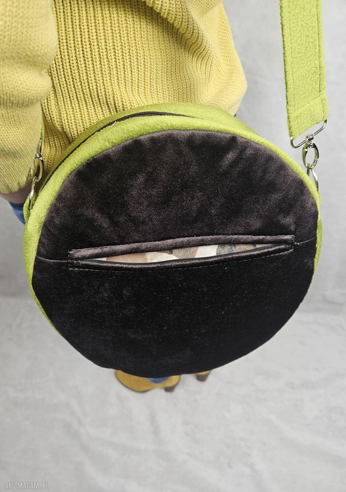 Okrągła torba MONSTERA - limonka i czekolada, skóra naturalna (na ramię / crossbody)