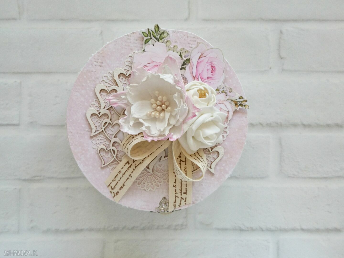 Okrągłe pudełeczko z łuby w delikatnych różach - szkatułka handmade na skarby
