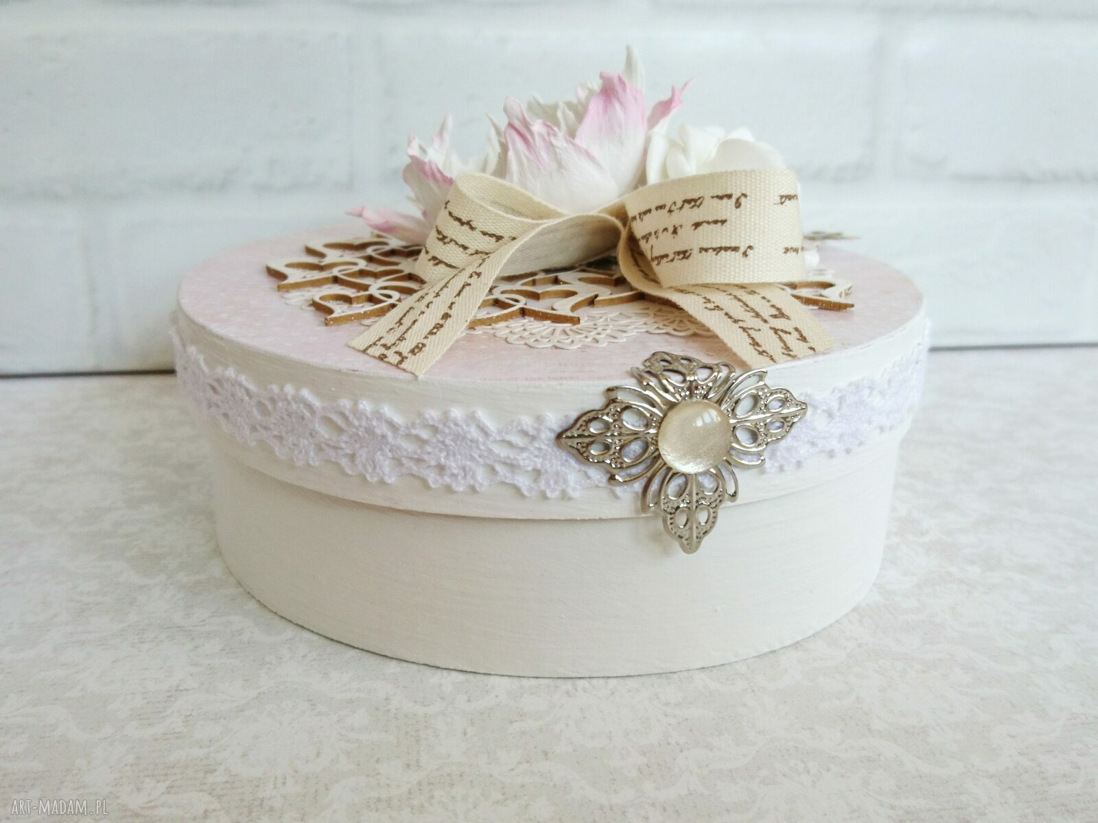 Okrągłe pudełeczko z łuby w delikatnych różach - szkatułka handmade na skarby