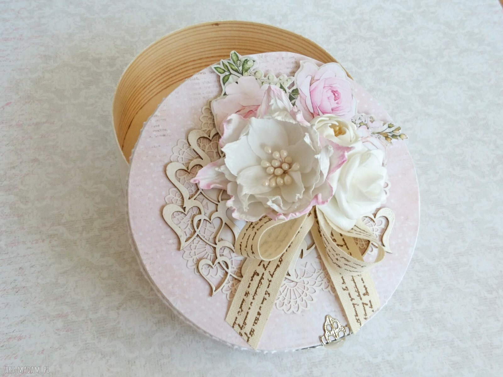 Okrągłe pudełeczko z łuby w delikatnych różach - szkatułka handmade na skarby