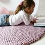 pokoik dziecka skandynawski styl okrągły gruby dywan w kolorze