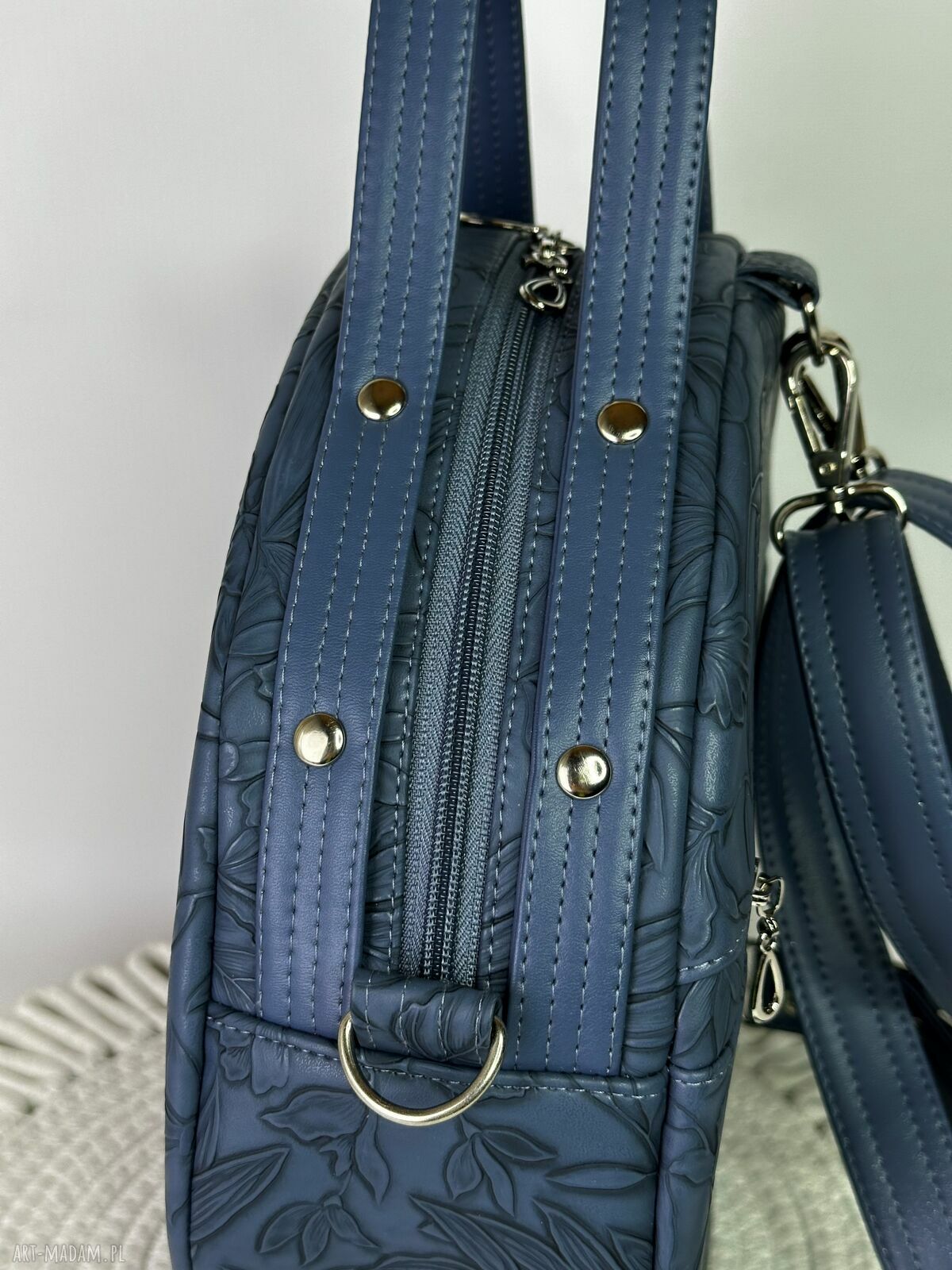 Okrągły plecak damski i torebka 2w1 z kosmetyczką - kwiaty denim