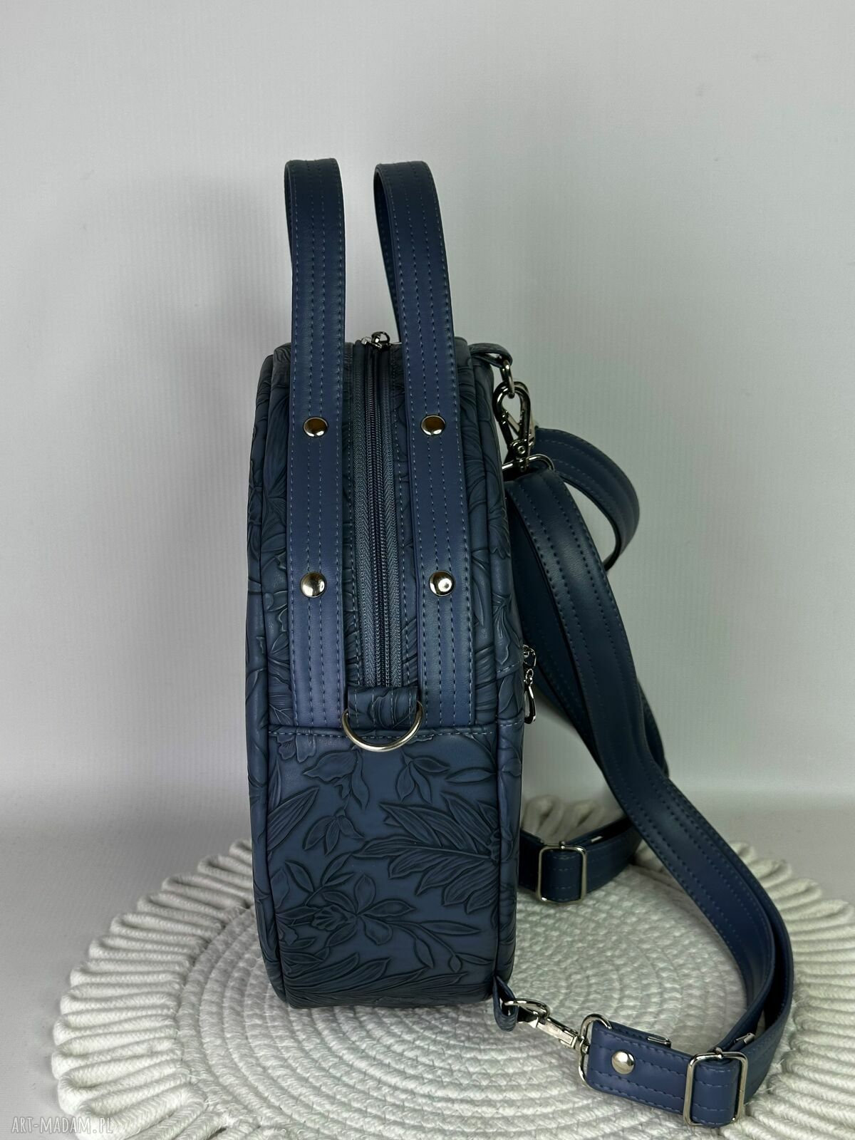 Okrągły plecak damski i torebka 2w1 z kosmetyczką - kwiaty denim