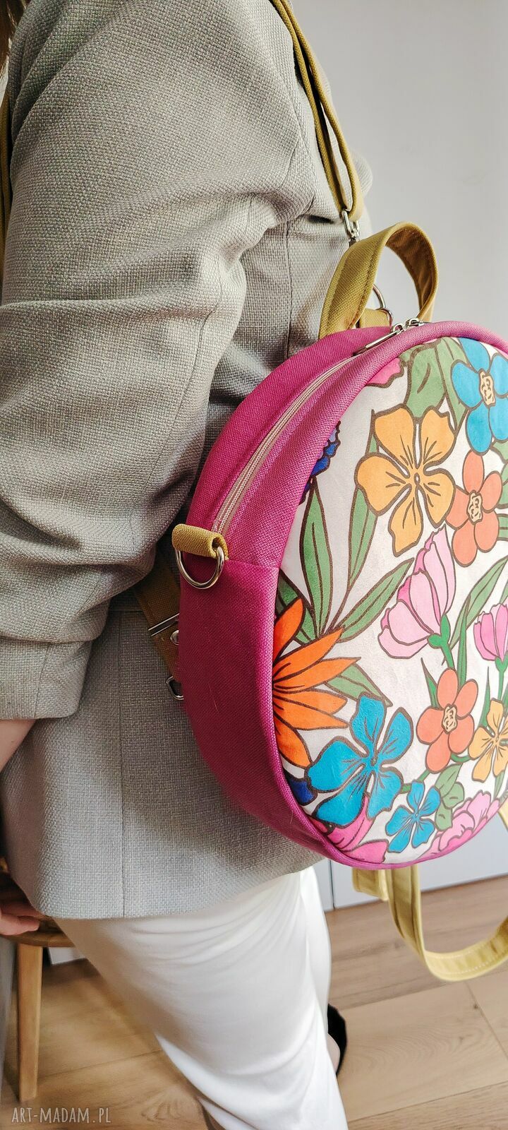 Plecak Okrągły Colorful - w kwiaty, pojemny i wygodny 2w1