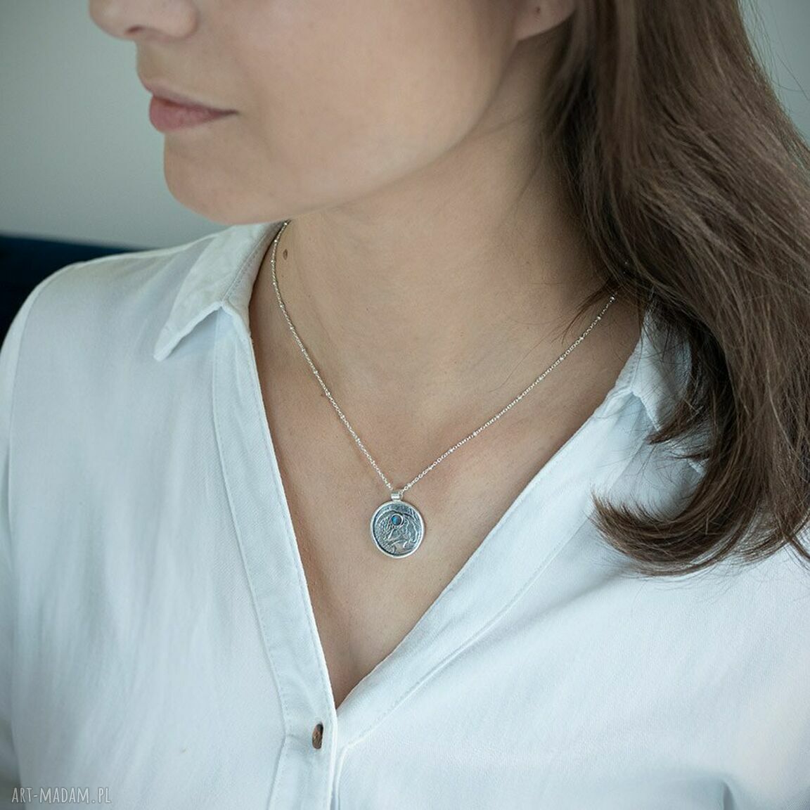 Okrągły wisiorek z labradorytem - amulet Karp