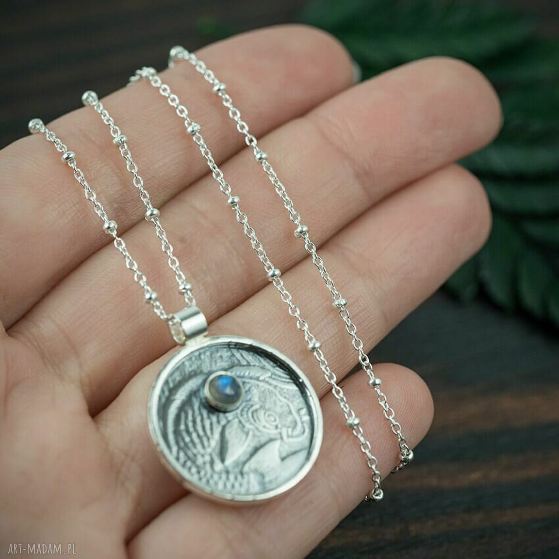 Okrągły wisiorek z labradorytem - amulet Karp