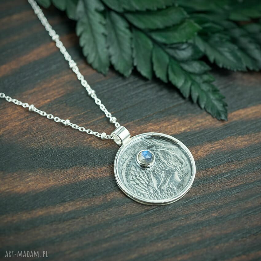 Okrągły wisiorek z labradorytem - amulet Karp