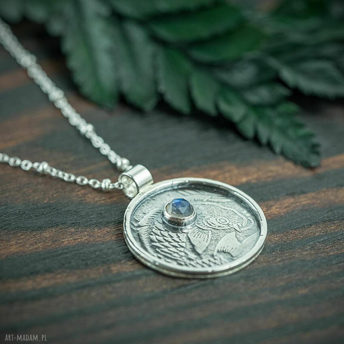 Okrągły wisiorek z labradorytem - amulet Karp