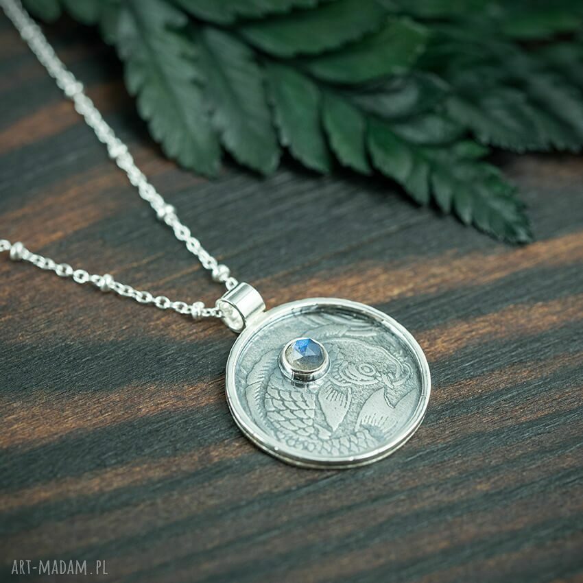 Okrągły wisiorek z labradorytem - amulet Karp
