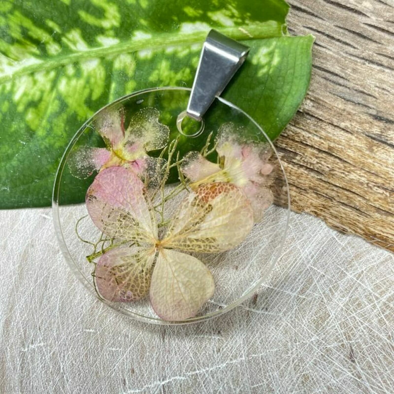 Okrągły wisiorek z delikatną hortensją w żywicy - Herbarium Jewelry