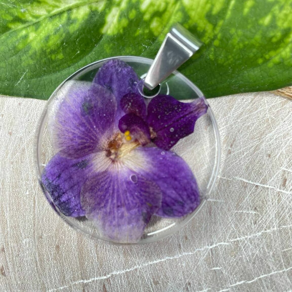 Okrągły wisiorek z orchideą z1896 w żywicy - Herbarium Jewelry