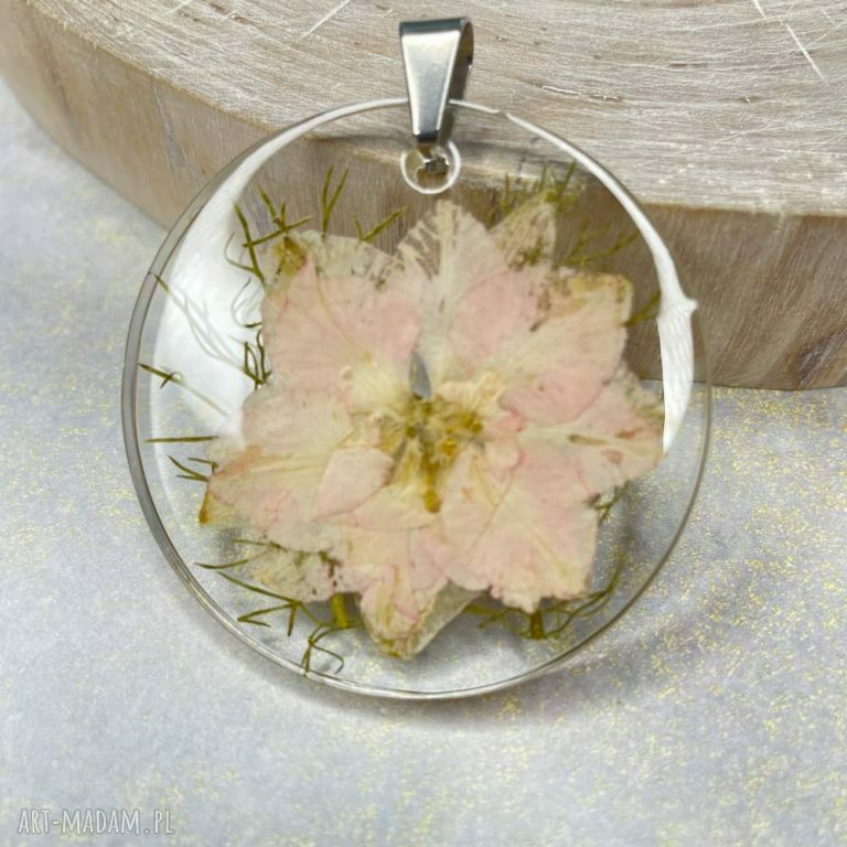 Wisiorek z lobelią w żywicy - okrągły naszyjnik handmade dla kobiet