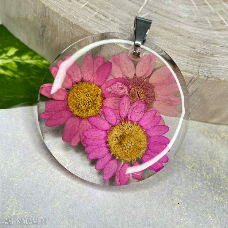 Okrągły wisiorek z różowymi kwiatami w żywicy z1746 - różowy naszyjnik handmade