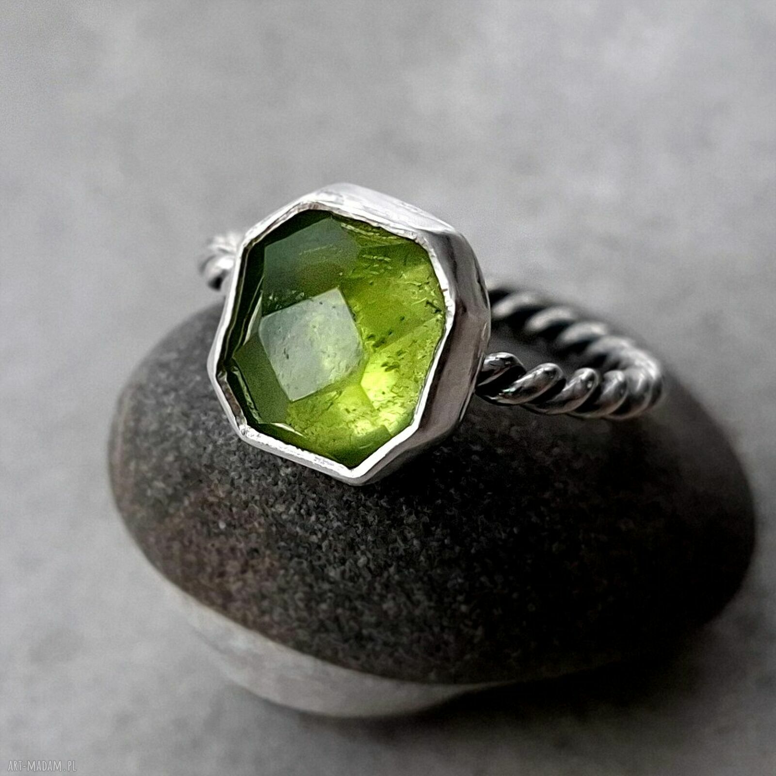 Lemon srebrny pierścionek peridotem metaloplastyka srebro