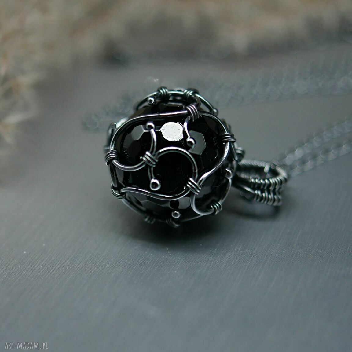 Wisiorek z czarnego onyksu "Fionwe 6" - wire wrapping w ciemnym srebrze