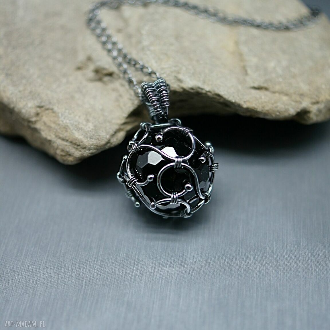 Wisiorek z czarnego onyksu "Fionwe 6" - wire wrapping w ciemnym srebrze