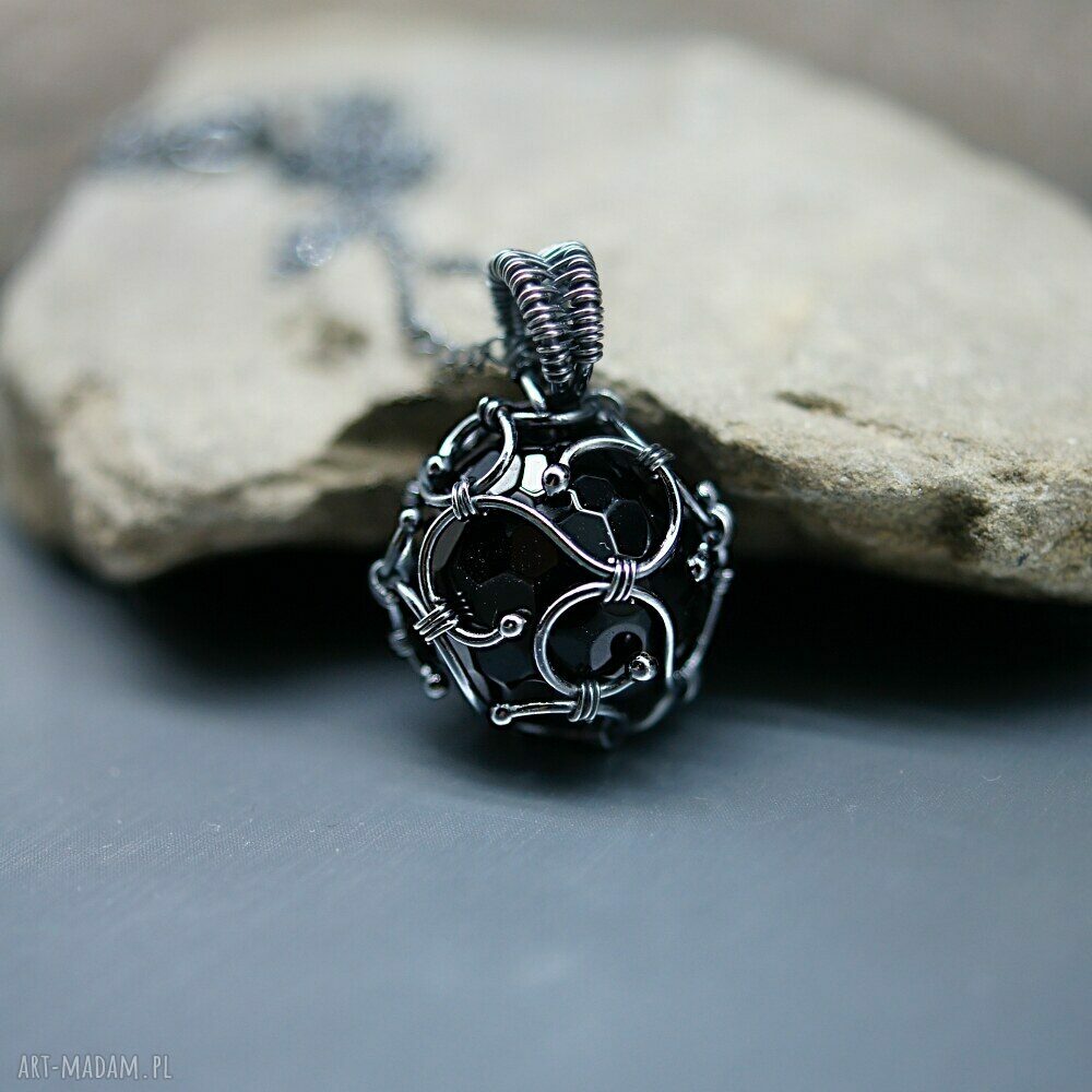 Wisiorek z czarnego onyksu "Fionwe 6" - wire wrapping w ciemnym srebrze