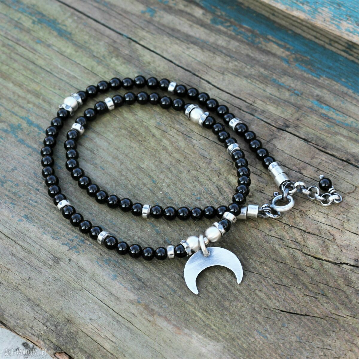 Czarny choker z onyksu z lunulą - ręcznie wycinana zawieszka z oksydowanego srebra