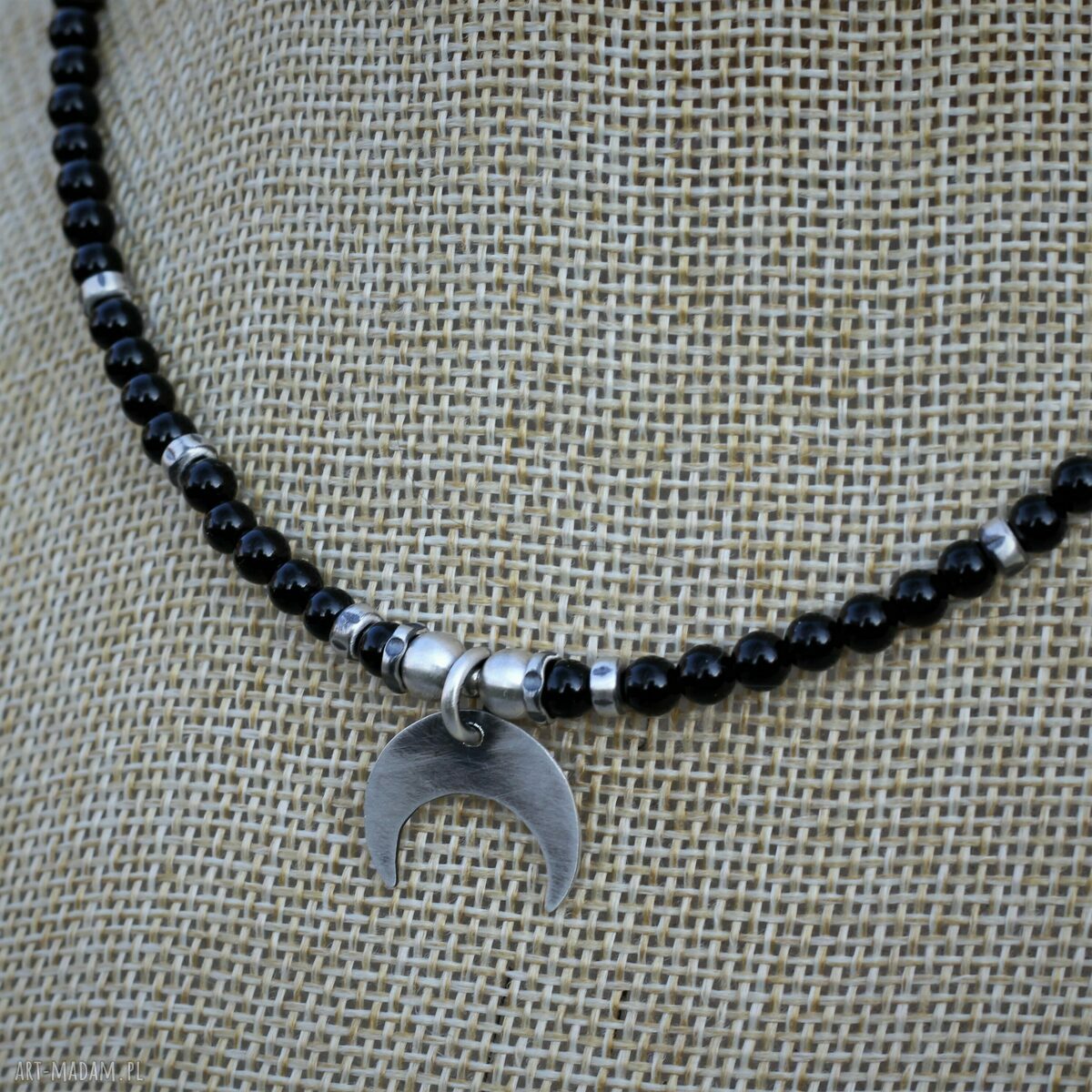 Czarny choker z onyksu z lunulą - ręcznie wycinana zawieszka z oksydowanego srebra